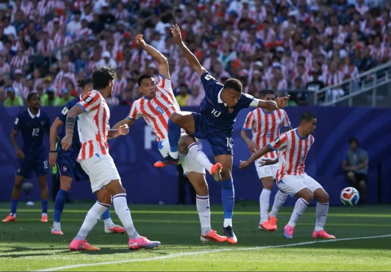 Pemain Prancis Kylian Mbappe berebut bola dengan pemain Paraguay dalam pertandingan babak 16 besar Piala Dunia 2026. (Foto: FIFA.com)