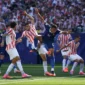 Pemain Prancis Kylian Mbappe berebut bola dengan pemain Paraguay dalam pertandingan babak 16 besar Piala Dunia 2026. (Foto: FIFA.com)