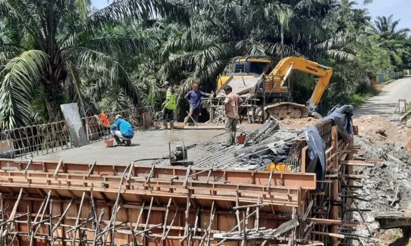 Salah satu pembangunan infrastruktur di Kabupaten Dharmasraya. (Foto: Diskominfo Dharmasraya)