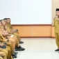 Wakil Wali Kota Padang Maigus Nasir memberikan pembekalan kepada 30 personel Dubalang Kota se-Kecamatan Lubuk Begalung. (Foto: Pemko Padang)