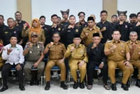 Wakil Wali Kota Padang Maigus Nasir memberikan pembekalan kepada 30 personel Dubalang Kota se-Kecamatan Lubuk Begalung di Aula Lantai III Kantor Camat Lubuk Begalung, Selasa (14/7/2026). (Foto: Pemko Padang)