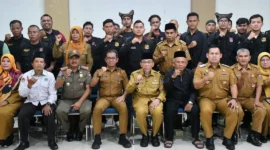 Wakil Wali Kota Padang Maigus Nasir memberikan pembekalan kepada 30 personel Dubalang Kota se-Kecamatan Lubuk Begalung di Aula Lantai III Kantor Camat Lubuk Begalung, Selasa (14/7/2026). (Foto: Pemko Padang)