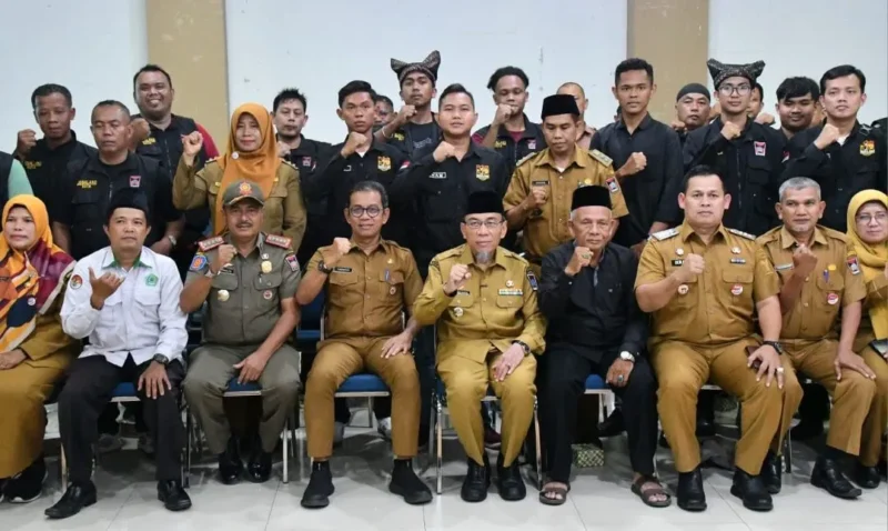 Wakil Wali Kota Padang Maigus Nasir memberikan pembekalan kepada 30 personel Dubalang Kota se-Kecamatan Lubuk Begalung di Aula Lantai III Kantor Camat Lubuk Begalung, Selasa (14/7/2026). (Foto: Pemko Padang)