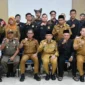 Wakil Wali Kota Padang Maigus Nasir memberikan pembekalan kepada 30 personel Dubalang Kota se-Kecamatan Lubuk Begalung di Aula Lantai III Kantor Camat Lubuk Begalung, Selasa (14/7/2026). (Foto: Pemko Padang)