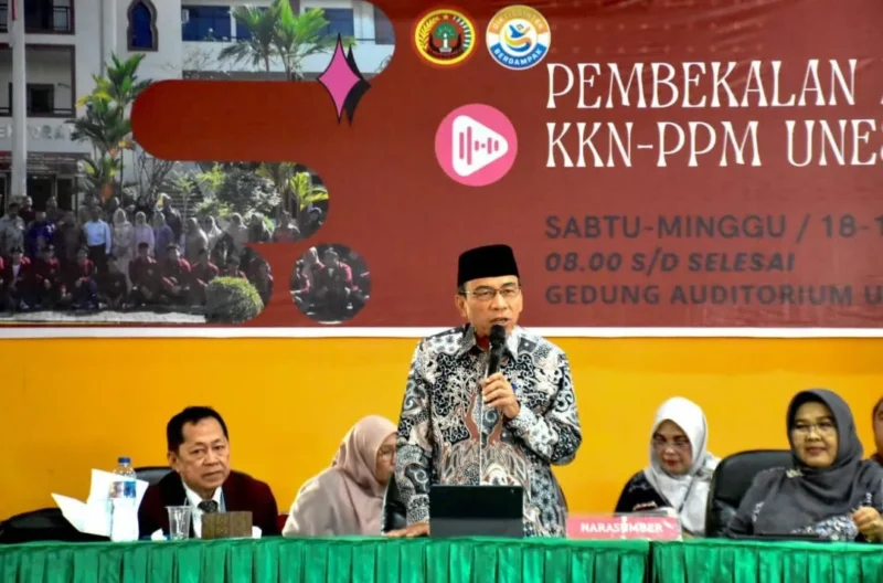 Wakil Wali Kota Padang Maigus Nasir saat menjadi pemateri utama dalam pembekalan mahasiswa KKN-PPM Unes 2026 di Auditorium Unes, Sabtu (18/7/2026). (Foto: Pemko Padang)
