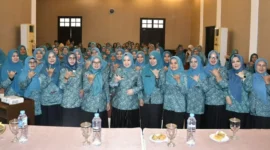 Ketua TP-PKK Padang, Dian Puspita Fadly Amran, membuka kegiatan Pembekalan Persiapan Lomba Gerakan PKK dan Lomba Kelompok Dasawisma Berprestasi Tingkat Kota Padang Tahun 2026. (Foto: Pemko Padang)