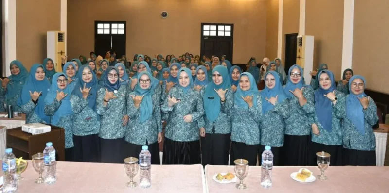 Ketua TP-PKK Padang, Dian Puspita Fadly Amran, membuka kegiatan Pembekalan Persiapan Lomba Gerakan PKK dan Lomba Kelompok Dasawisma Berprestasi Tingkat Kota Padang Tahun 2026. (Foto: Pemko Padang)