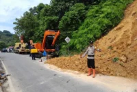Pembersihan material longsor di kawasan Gunung Padang, yang terjadi pada Minggu (5/7/2026) sore. (Foto: Pemko Padang)