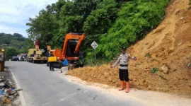 Pembersihan material longsor di kawasan Gunung Padang, yang terjadi pada Minggu (5/7/2026) sore. (Foto: Pemko Padang)