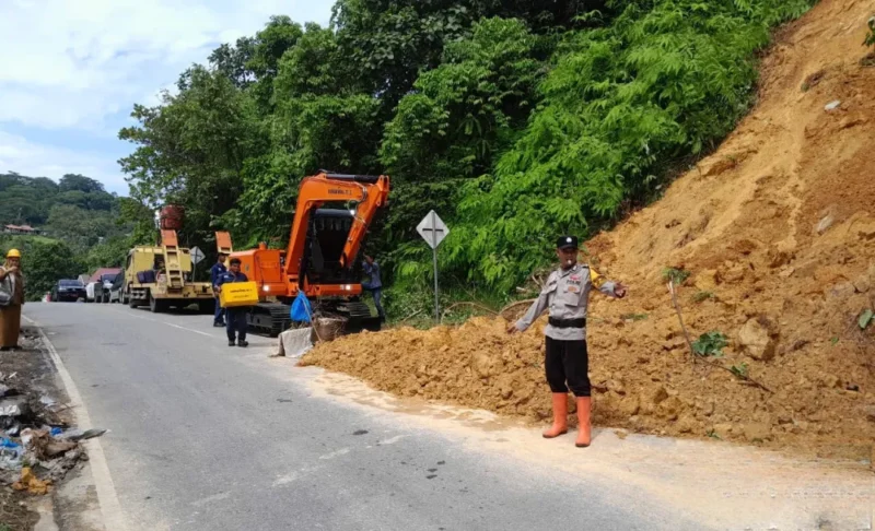 Pembersihan material longsor di kawasan Gunung Padang, yang terjadi pada Minggu (5/7/2026) sore. (Foto: Pemko Padang)