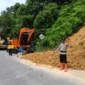 Pembersihan material longsor di kawasan Gunung Padang, yang terjadi pada Minggu (5/7/2026) sore. (Foto: Pemko Padang)