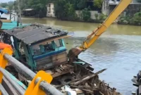 Proses pembongkaran bangkai kapal di Batang Arau. (Foto: Pemko Padang)