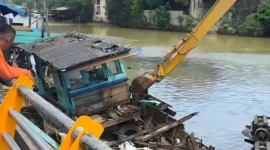 Proses pembongkaran bangkai kapal di Batang Arau. (Foto: Pemko Padang)