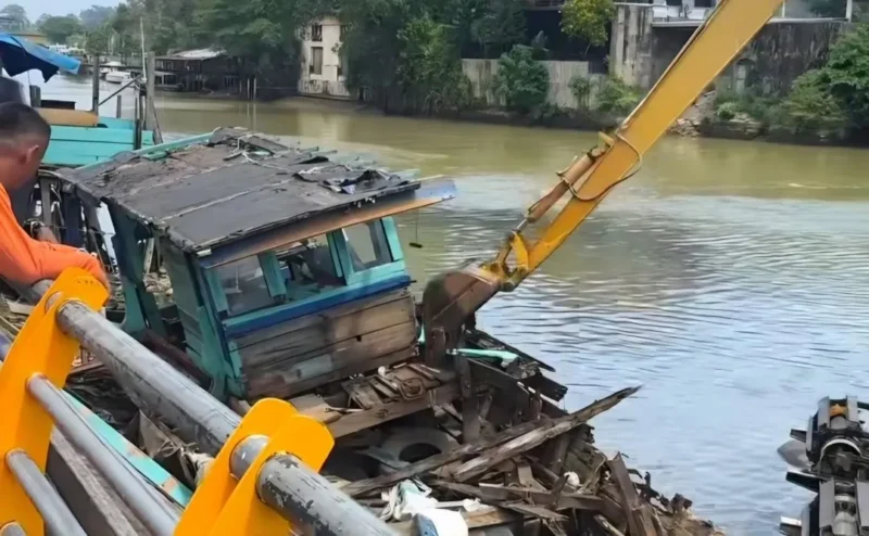 Proses pembongkaran bangkai kapal di Batang Arau. (Foto: Pemko Padang)