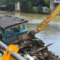 Proses pembongkaran bangkai kapal di Batang Arau. (Foto: Pemko Padang)