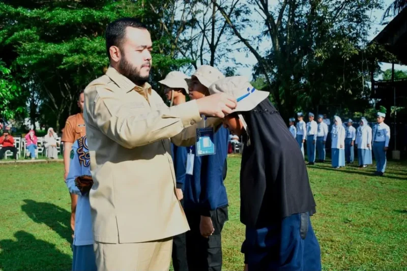 Wali Kota Padang, Fadly Amran membuka Diksista MAN 3 Padang di Bumi Perkemahan Sungrilla, Sungai Lareh, Lubuk Minturun, Senin (27/7/2026). (Foto: Pemko Padang)