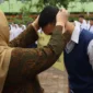 Kepala SMK SMAK Padang, Silvania Lorina memasangkan kokarde kepada peserta tanda dibukanya MPLS, Kamis (9/7). (Foto: Humas SMK SMAK Padang)