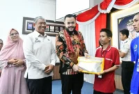 Wali Kota Padang, Fadly Amran membuka Program Pembinaan Pendidikan Kesetaraan Paket A, B, dan C bagi 101 warga binaan Lapas Kelas IIA Padang, di Aula Sahardjo Lapas Kelas IIA Padang, Kamis (23/7/2026). (Foto: Pemko Padang)