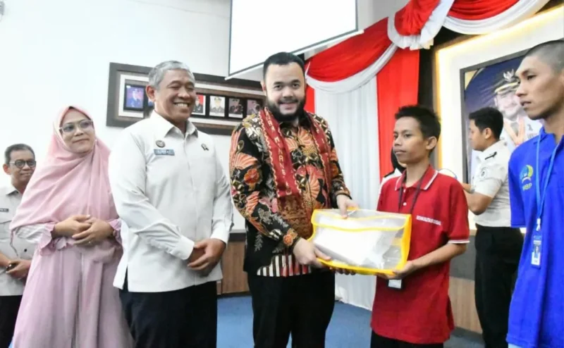 Wali Kota Padang, Fadly Amran membuka Program Pembinaan Pendidikan Kesetaraan Paket A, B, dan C bagi 101 warga binaan Lapas Kelas IIA Padang, di Aula Sahardjo Lapas Kelas IIA Padang, Kamis (23/7/2026). (Foto: Pemko Padang)