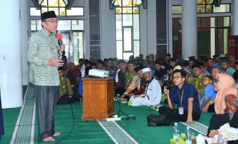 Wakil Wali Kota Padang, Maigus Nasir meluncurkan Program 3T di Masjid Agung Nurul Iman, Sabtu (11/7/2026). (Foto: Pemko Padang)