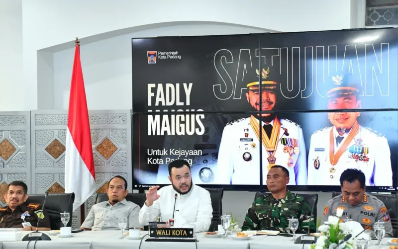 Wali Kota Padang, Fadly Amran memimpin rapat persiapan HJK ke-357 bersama Forkopimda di Gedung Putih Kediaman Resmi Wali Kota, Rabu (29/7/2026). (Foto: Pemko Padang)