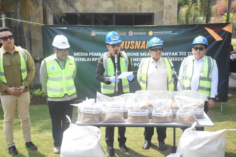 Pemusnahan 312 Ton MBM Asal Brasil Terkontaminasi Porcine di fasilitas pengolahan limbah PT PPLI, Cileungsi, Bogor, Rabu (22/7). (Foto: Ditjen PKH Kementan)