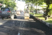 Dinas PUPR Padang melakukan penambalan jalan berlubang di salah satu ruas jalan di Kota Padang. (Foto: Pemko Padang)

