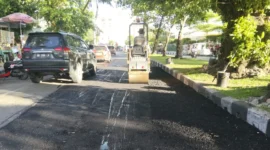 Dinas PUPR Padang melakukan penambalan jalan berlubang di salah satu ruas jalan di Kota Padang. (Foto: Pemko Padang)
