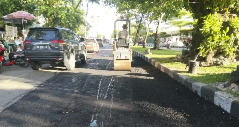 Dinas PUPR Padang melakukan penambalan jalan berlubang di salah satu ruas jalan di Kota Padang. (Foto: Pemko Padang)
