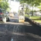 Dinas PUPR Padang melakukan penambalan jalan berlubang di salah satu ruas jalan di Kota Padang. (Foto: Pemko Padang)
