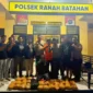 Tim gabungan Ditresnarkoba Polda Sumbar dan Polres Pasbar mengamankan pelaku dan barang bukti 30 paket ganja kering siap edar di Mapolsek Ranah Batahan. (Foto: Dok. Polda Sumbar)