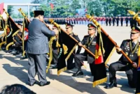 Presiden Prabowo Subianto memberikan Tanda Kehormatan kepada sejumlah satuan, personel, dan purnawirawan Polri dalam Upacara Peringatan Hari Bhayangkara ke-80 di Kabupaten Bogor, Jawa Barat, Rabu (1/7/2026). (Foto: BPMI Setpres)