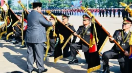 Presiden Prabowo Subianto memberikan Tanda Kehormatan kepada sejumlah satuan, personel, dan purnawirawan Polri dalam Upacara Peringatan Hari Bhayangkara ke-80 di Kabupaten Bogor, Jawa Barat, Rabu (1/7/2026). (Foto: BPMI Setpres)