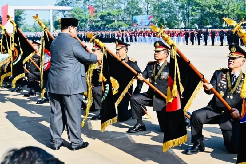 Presiden Prabowo Subianto memberikan Tanda Kehormatan kepada sejumlah satuan, personel, dan purnawirawan Polri dalam Upacara Peringatan Hari Bhayangkara ke-80 di Kabupaten Bogor, Jawa Barat, Rabu (1/7/2026). (Foto: BPMI Setpres)