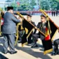 Presiden Prabowo Subianto memberikan Tanda Kehormatan kepada sejumlah satuan, personel, dan purnawirawan Polri dalam Upacara Peringatan Hari Bhayangkara ke-80 di Kabupaten Bogor, Jawa Barat, Rabu (1/7/2026). (Foto: BPMI Setpres)