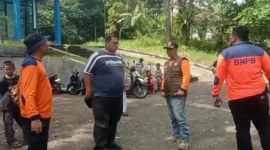 BPBD Padang mengerahkan personel rescue untuk melakukan pencarian korban yang dilaporkan hilang di Hutan Biologi Unand. (Foto: BPBD Padang)