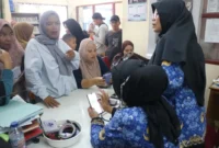 Kelurahan Air Pacah memfasilitasi pendaftaran Portal Perlinsos bagi masyarakat di Kantor Kelurahan Air Pacah, Kecamatan Koto Tangah, Jumat (17/7/2026). (Foto: Pemko Padang)
