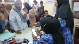Kelurahan Air Pacah memfasilitasi pendaftaran Portal Perlinsos bagi masyarakat di Kantor Kelurahan Air Pacah, Kecamatan Koto Tangah, Jumat (17/7/2026). (Foto: Pemko Padang)