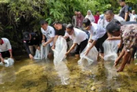 Wakil Bupati Pessel, Risnaldi Ibrahim bersama Kabid PRL-PSDKP Dinas DKP Sumbar, Marwan dan Sekretaris Dinas Perikanan dan Pangan Pessel, Yusma Joyo, serta Kepala Badan Kesbangpol, Marzan saat melepas bibit ikan gariang di Lubuak Kasai, Nagari Sungai Gayo lumpo. (Foto: Dok. Yoniks)