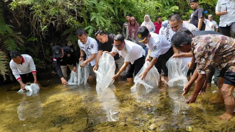 Wakil Bupati Pessel, Risnaldi Ibrahim bersama Kabid PRL-PSDKP Dinas DKP Sumbar, Marwan dan Sekretaris Dinas Perikanan dan Pangan Pessel, Yusma Joyo, serta Kepala Badan Kesbangpol, Marzan saat melepas bibit ikan gariang di Lubuak Kasai, Nagari Sungai Gayo lumpo. (Foto: Dok. Yoniks)