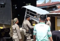 Personel Satpol PP Padang mengamankan perlengkapan berdagang PKL yang berjualan di trotoar dan badan jalan di kawasan Kota Padang, Rabu (8/7/2026). (Foto: Humas Satpol PP Padang)