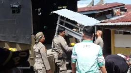 Personel Satpol PP Padang mengamankan perlengkapan berdagang PKL yang berjualan di trotoar dan badan jalan di kawasan Kota Padang, Rabu (8/7/2026). (Foto: Humas Satpol PP Padang)