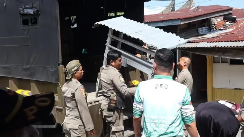 Personel Satpol PP Padang mengamankan perlengkapan berdagang PKL yang berjualan di trotoar dan badan jalan di kawasan Kota Padang, Rabu (8/7/2026). (Foto: Humas Satpol PP Padang)