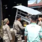 Personel Satpol PP Padang mengamankan perlengkapan berdagang PKL yang berjualan di trotoar dan badan jalan di kawasan Kota Padang, Rabu (8/7/2026). (Foto: Humas Satpol PP Padang)