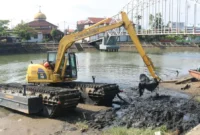 Proses pengerukan sedimen di kawasan Batang Arau, Kamis (16/7/2026). (Foto: Pemko Padang)