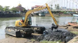 Proses pengerukan sedimen di kawasan Batang Arau, Kamis (16/7/2026). (Foto: Pemko Padang)