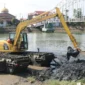Proses pengerukan sedimen di kawasan Batang Arau, Kamis (16/7/2026). (Foto: Pemko Padang)