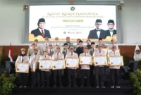 Penyerahan penghargaan kepada individu, pemerintah daerah, serta mitra strategis yang dinilai berperan besar dalam meningkatkan kualitas layanan haji 2026. (Foto: Kemenhaj)