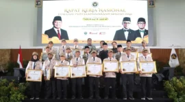 Penyerahan penghargaan kepada individu, pemerintah daerah, serta mitra strategis yang dinilai berperan besar dalam meningkatkan kualitas layanan haji 2026. (Foto: Kemenhaj)