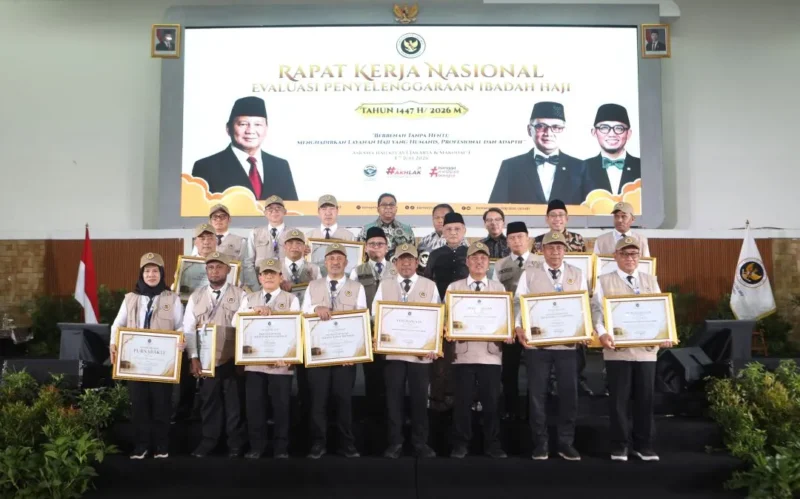 Penyerahan penghargaan kepada individu, pemerintah daerah, serta mitra strategis yang dinilai berperan besar dalam meningkatkan kualitas layanan haji 2026. (Foto: Kemenhaj)